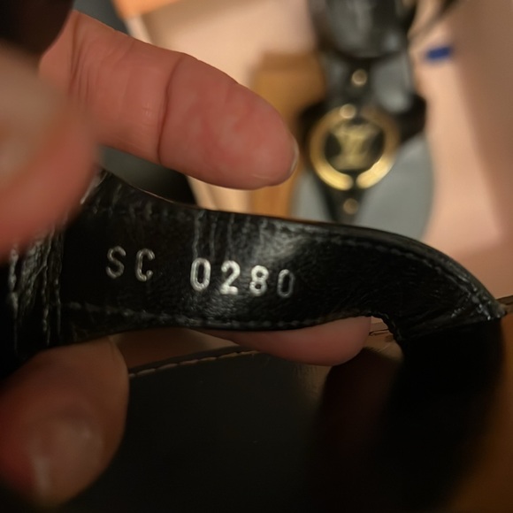 Louie Vuitton Sandals - Picture 10 of 10